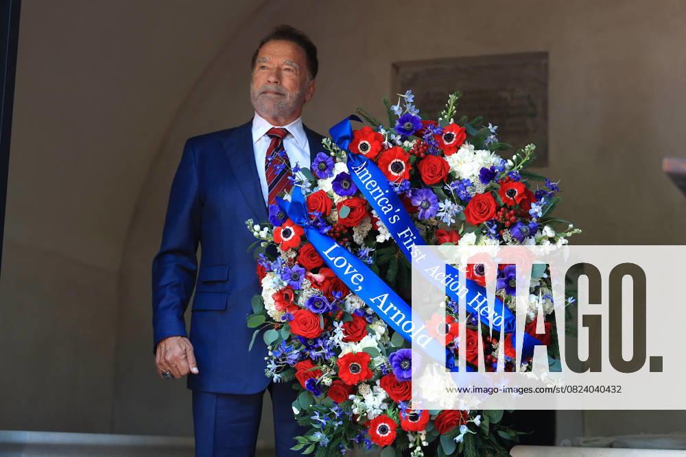 Bilder des Jahres 2025, Entertainment 07 Juli Entertainment Themen der Woche KW27 MOUNT VERNON, VA - JULY 4: Former California Governor, Arnold Schwarzenegger, lays a wreath at George Washington s tomb during An American Celebration 2025 on July 4, 2025 in Mount Vernon, Virginia,