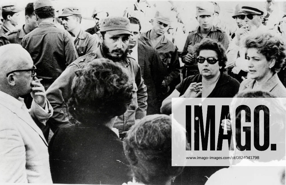Castro lässt Gefangene aus der Schweinebucht frei 1. März 1963 Havanna, Kuba Fidel Castro, Mitte links, Hände in die Hüften gestemmt, trifft sich mit den amerikanischen Eltern der Gefangenen der Schweinebucht, die nach einem Abkommen mit Amerika über 63 Millionen Dollar freigelassen wurden. Castro, der prokommunistische Führer Kubas, stimmte kürzlich der Freilassung der Gefangenen zu, die von der kubanischen Regierung nach der gescheiterten Invasion Kubas im April 1961 festgehalten wurden. Havana Cuba