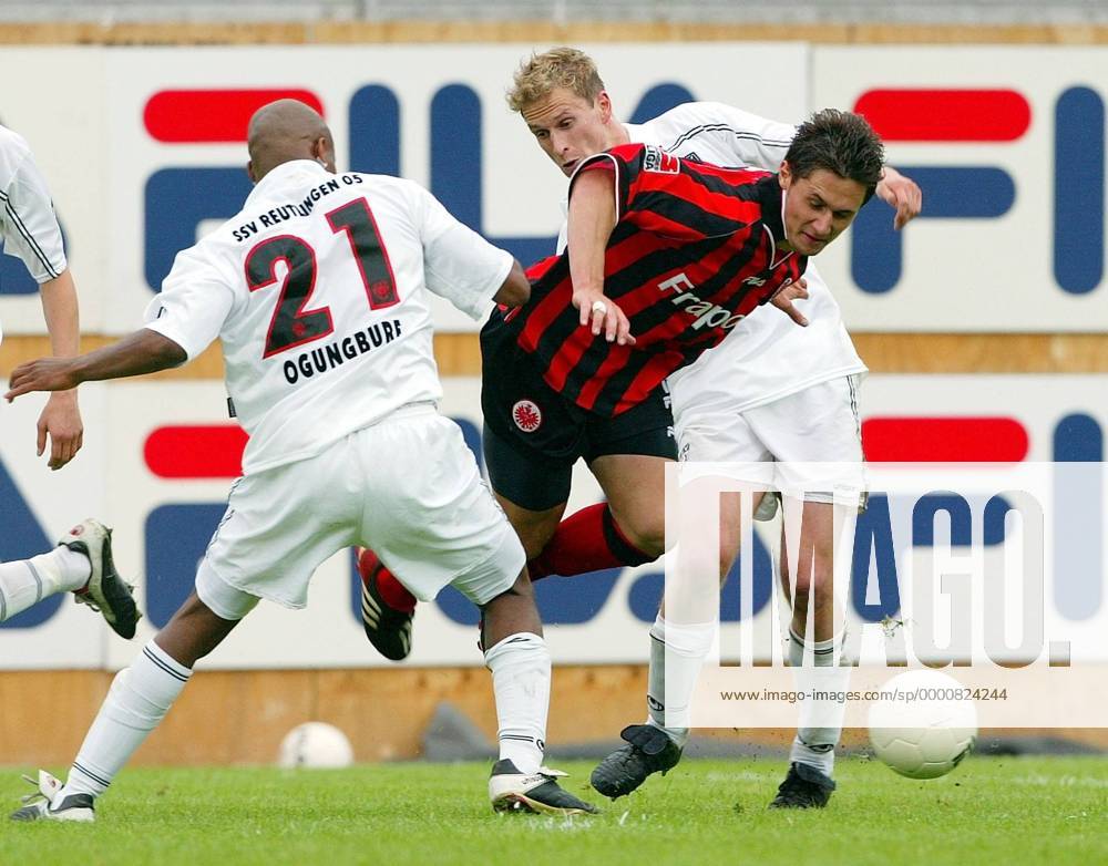 Markus Beierle (Mitte, Frankfurt) setzt sich gegen Adebowale Ogungbure (li.) und Patrick Würll (beide Reutlingen) durch Fußball 2. BL Herren Saison 2002 2003, Eintracht Frankfurt - SSV Reutlingen 6:3, Vdig Gruppe Frankfurt M. Dynamik,
