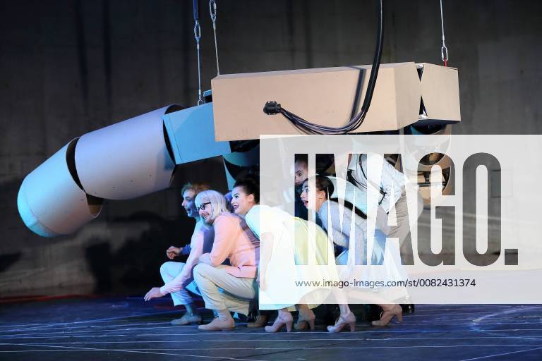 Florian Anderer, Bastian Reiber, Ruth Rosenfeld, Carol Schuler, v.l., und Ensemble während der Fotoprobe zu Null in der Schaubühne am Lehniner Platz in Berlin. Uraufführung ist am 24. März 2018. Stück, Regie und Bühne Herbert Fritsch. Kostüme Bettina Helmi. Schaubühne Null