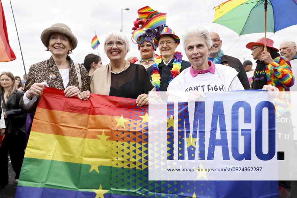 Kölns Oberbürgermeisterin Henriette Reker (parteilos), Politikerin Claudia Roth (Grüne), Politiker Karl Lauterbach (SPD) und Politikerin Marie-Agnes Strack-Zimmermann (FDP) auf der alljährlichen CSD-Parade im Rahmen des Cologne Pride 2025 in Köln. Köln, 06.07.2025 NRW Deutschland