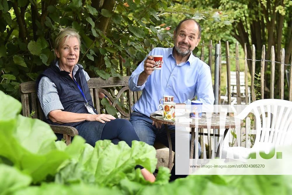 Beatrix Krah und Franz-Josef Giljohann haben es sich mit einem Becher Kaffee in einer lauschigen Ecke gemütlich gemacht. Über einhundert Interessierte kommen am 6. Juli 2025 zum Tag der offenen Gartenpforte in den Bauern- und Blumengarten rund um Günnemanns Kotten an der Brunebecker Straße in Witten -- Deutschland NRW Witten