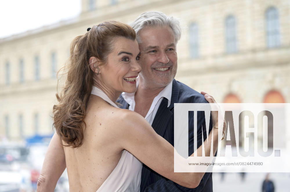 Nicola Tiggeler und Timothy Peach bei der Ankunft zum Event Oper für alle 2025 im Rahmen der Münchner Opernfestspiele im Nationaltheater mit der Live-Opernübertragung von Wolfgang Amadeus Mozarts Don Giovanno auf dem Max-Joseph-Platz. München