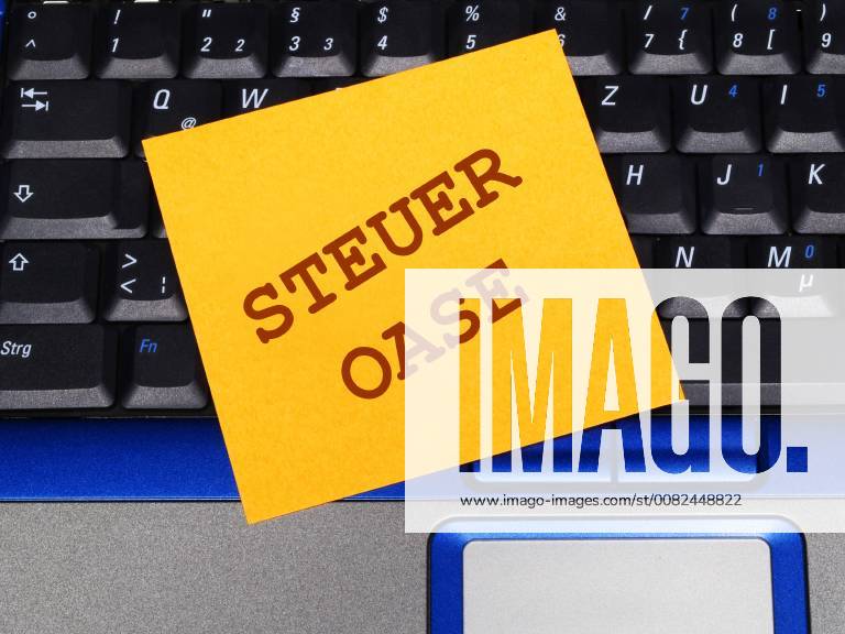 Notizzettel auf Laptop, Steueroase