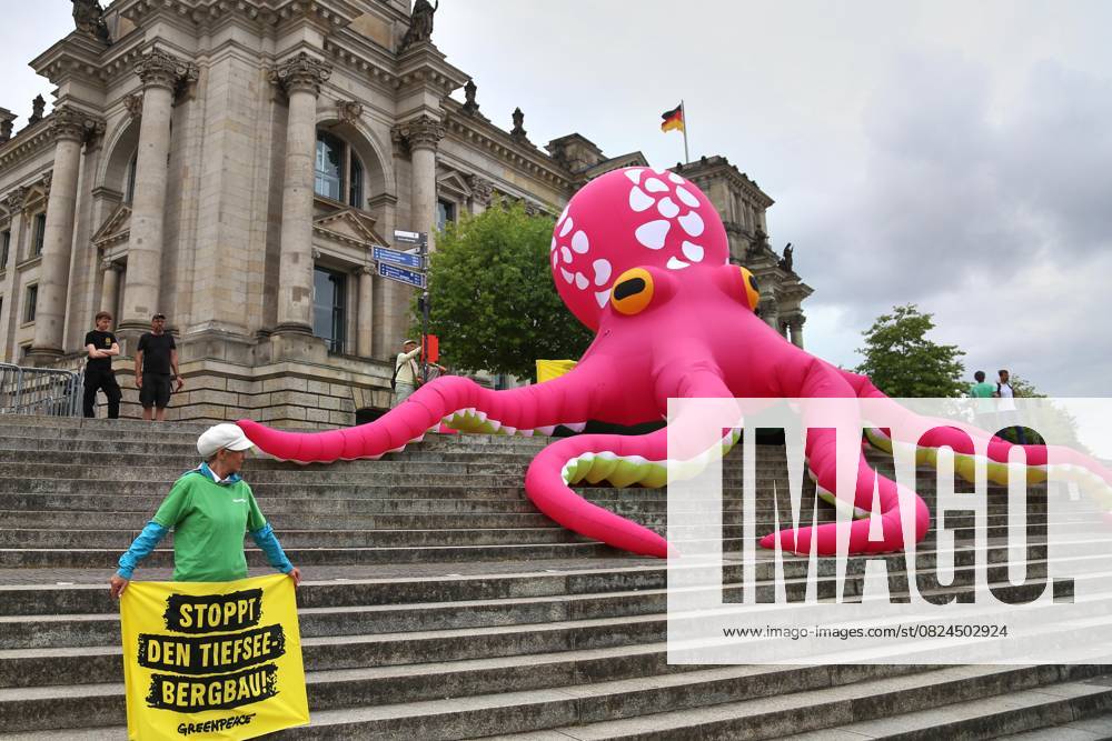 KW28 Berlin, Deutschland, 07.07.2025: SPD-Bundesparteitag: Greenpeace protestiert vor dem Eingang mit dem Slogan: SPD: Klimagerecht und sozial anstatt kriegstüchtig