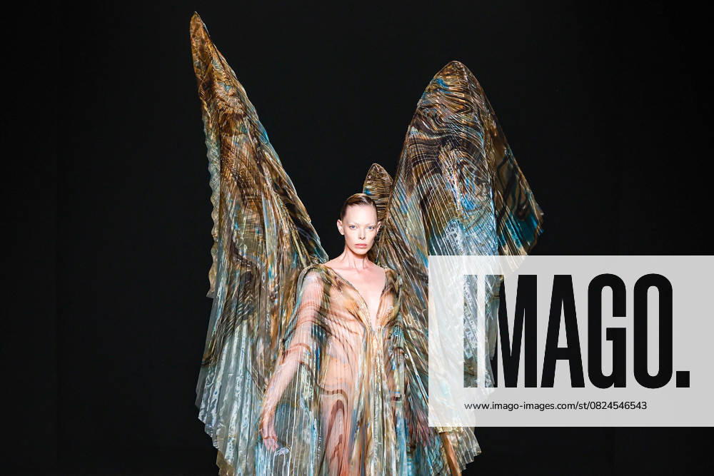 Bilder des Jahres 2025, Entertainment 07 Juli Entertainment Themen der Woche KW28 Tanya Dziahileva Défilé Iris Van Herpen Collection Haute Couture Automne Hiver 2025 2026 lors de la Fashion Week de Paris PFW , à Paris, France, le 7 juillet 2025 Runway during the Iris Van Herpen Haute Couture Fall Winter 2025 2026 fashion show as part of Paris Fashion Week on July 07, 2025 in Paris, France Paris France