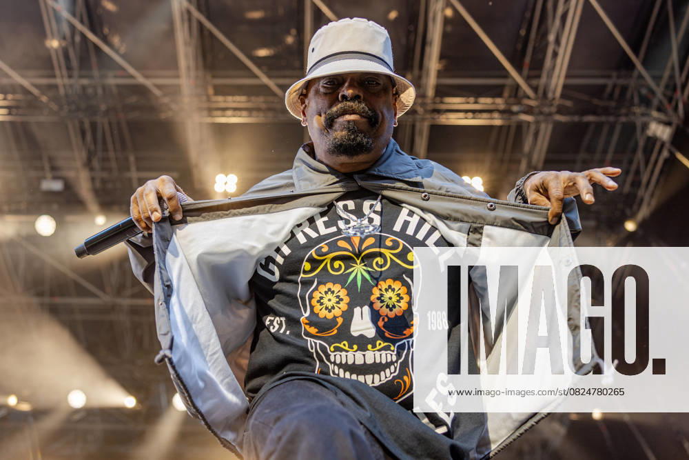 Bilder des Jahres 2025, Entertainment 07 Juli Entertainment Themen der Woche KW28 Cypress Hill - Kunst!Rasen Bonn Gronau - 08.07.2025 Rapper Senen REYES (Sen Dog) von der US amerikanischen Hip-Hop Band CYPRESS HILL beim Live Auftritt auf der Kunst!Rasen Bühne - Der Kunst!Rasen in Bonn Gronau ist eine beliebte Sommer Open Air Konzertreihe am Rande der Rheinaue am Bonner Rheinufer. Bonn Gronau Nordrhein-Westfalen Deutschland