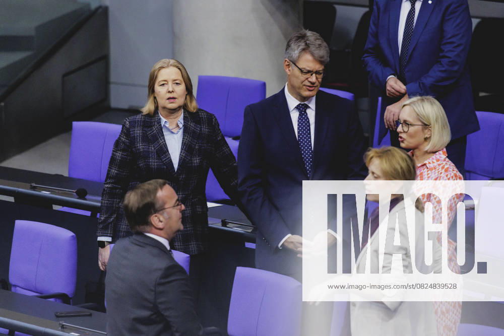 (L-R) Baerbel Bas (SPD), Bundesministerin fuer Arbeit und Soziales, Boris Pistorius (SPD), Bundesminister der Verteidigung, Patrick Schnieder (CDU), Bundesminister fuer Verkehr, Karin Prien (CDU), Bundesministerin fuer Bildung, Familie, Senioren, Frauen und Jugend, und Christiane Schenderlein, designierte Staatsministerin fuer Sport und Ehrenamt, aufgenommen im Rahmen der Generaldebatte zum Haushalt 2025 im Deutschen Bundestag in Berlin, 09.07.2025. Berlin Deutschland