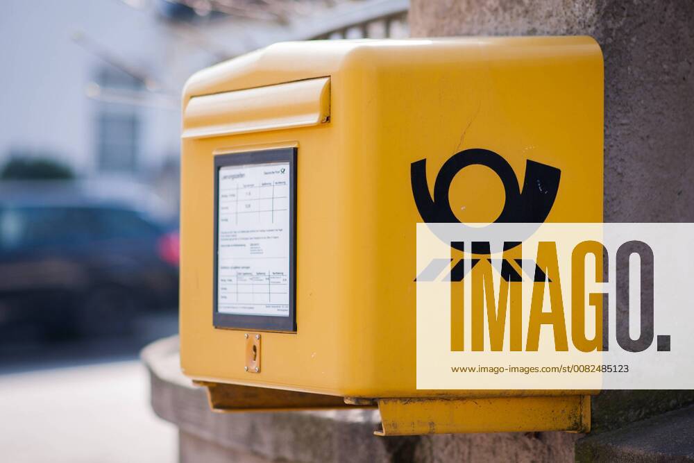 Briefkasten der Deutschen Post an einer Straßenecke in Mönchengladbach Themenbild, Symbolbild, Deutsche Post, Briefkasten, Briefverkehr, 24.03.18 Mönchengladbach NRW Deutschland