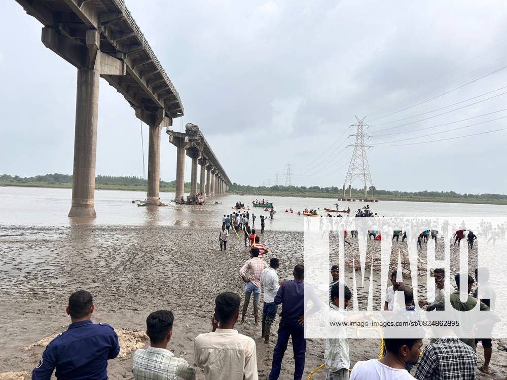 KW28 (250709) -- NEW DELHI, July 9, 2025 -- Rescuers work near the site of a collapsed bridge in India s western state of Gujarat on July 9, 2025. At least nine persons died and over six were injured when their vehicles fell into a river following the collapse of a bridge in India s western state of Gujarat on Wednesday, said the local police. ( Handout via Xinhua) (SpotNews)INDIA-GUJARAT-BRIDGE-COLLAPSE UNI