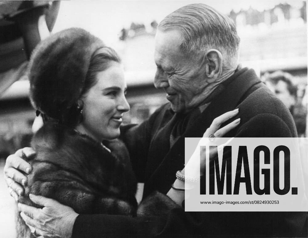 Erben Erbin Mitglieder des Königshauses Prominente 1. Januar 1968 – Die im Exil lebende Königin Anne-Marie kehrt nach Dänemark zurück.: Die im Exil lebende griechische Königin Anne-Marie kehrte gestern zum ersten Mal seit 18 Monaten nach Dänemark zurück. Die 21-jährige Königin kam aus Rom nach Kopenhagen, um am 23. Februar an der Hochzeit ihrer älteren Schwester, Prinzessin Benedikte, teilzunehmen. Das Foto zeigt König Frederik von Dänemark, der gestern seine Tochter, Königin Anne-Marie von Griechenland, am Kopenhagener Flughafen begrüßte.
