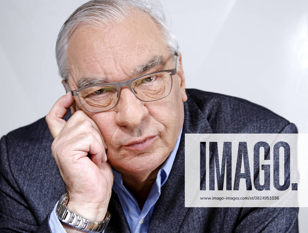 Info - Didier Decoin succède à Bernard Pivot à la tête de l académie Goncourt - Portrait de Didier Decoin 2015 PARIS France