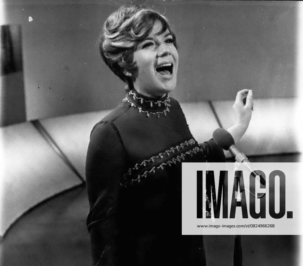 Bands Komponisten Instrumente Musiker Oper Orchester Schallplatten Sänger Songwriter Symphonien 2. Februar 1969 - Vikki Carr kommt für ihre eigene Fernsehserie nach Großbritannien: Die amerikanische Sängerin Vikki Carr ist hier angekommen, um an ihrer eigenen Fernsehserie für London Weekend Television und Konzerten in großen britischen Städten teilzunehmen. Bild zeigt: Vikki Carr im Bild während der Proben für ihre eigene Show bei London Weekend TV.