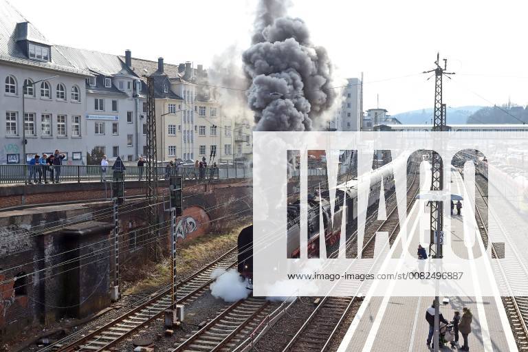 30 Jahre Eisenbahnfreunde Treysa e.V. aus diesem Anlass fand eine Dampfsonderfahrt, Nostalgiefahrt mit einer historischen Dampflok 50 3501 statt die auch am Hauptbahnhof in Siegen einen Stop einlegte Nostalgiefahrt am 25.03.2018 in Siegen Deutschland.