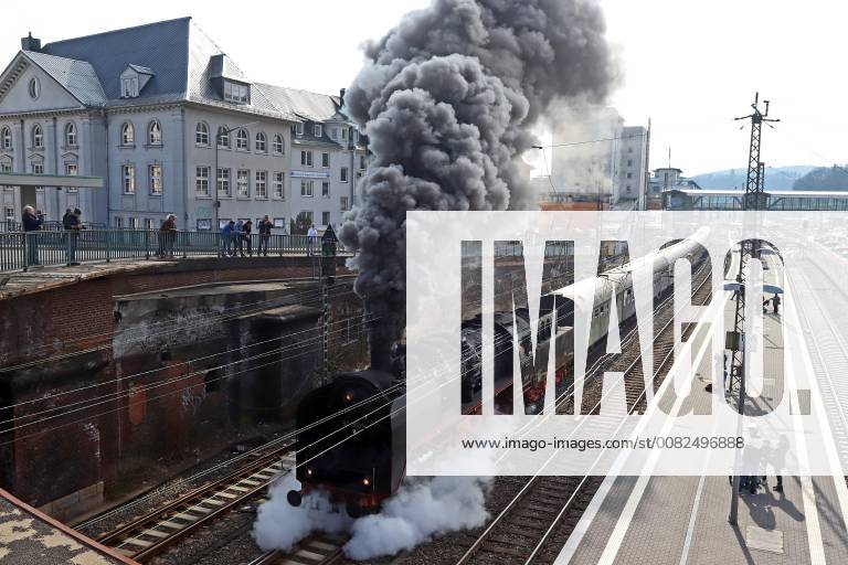 30 Jahre Eisenbahnfreunde Treysa e.V. aus diesem Anlass fand eine Dampfsonderfahrt, Nostalgiefahrt mit einer historischen Dampflok 50 3501 statt die auch am Hauptbahnhof in Siegen einen Stop einlegte Nostalgiefahrt am 25.03.2018 in Siegen Deutschland.