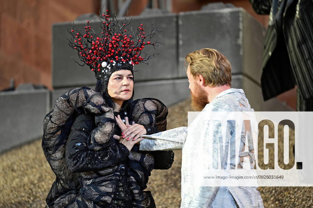 Bilder des Jahres 2025, Entertainment 07 Juli Entertainment Themen der Woche KW28 NIBELUNGEN FESTSPIELE. Schauspielerin Jasmin Tabatabai und Schauspieler Eivin Nilsen Salthe während der Fotoprobe zu den Nibelungen Festspielen SEE AUS ASCHE Das Lied der Nibelungen am 09.07.2025 vor dem Kaiserdom Worms. 20250709MWI067096