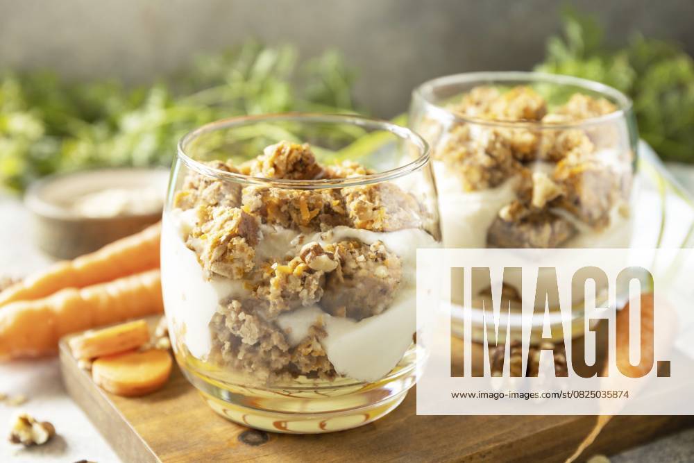Gesunde Nachspeise. Veganes glutenfreies Gebäck. Karottenkuchen mit Walnüssen und Zimt in einem Glas auf hellem Hintergrund Healthy dessert. Vegan gluten-free pastry. Carrot cake with walnuts and cinnamon in a glass on a light background