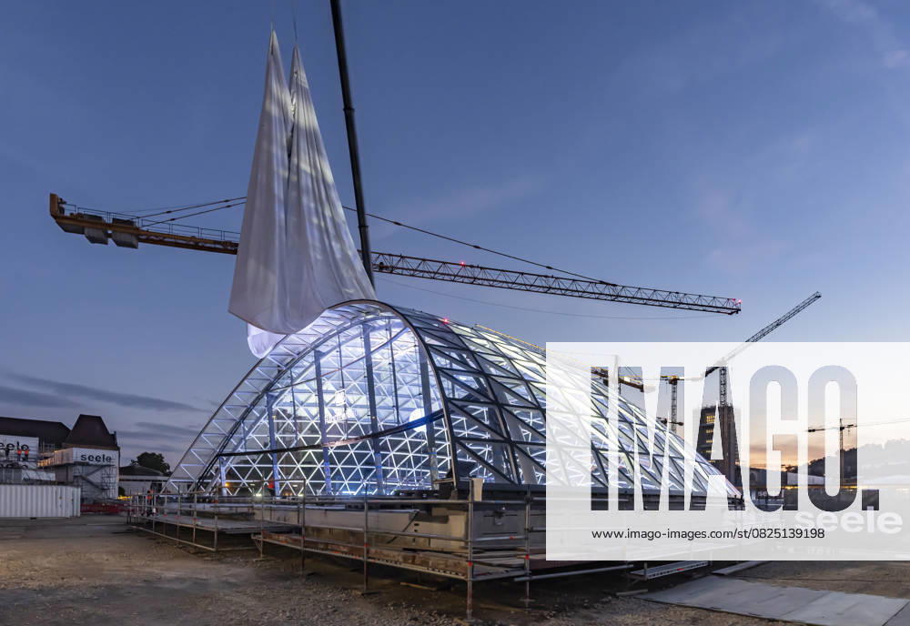 KW28 Erstes Eingangsportal am neuen Hauptbahnhof Stuttgart fertig. Zum ersten Mal zeigt sich eine von vier sogenannte Gitterschalen, über die Reisende künftig in den unterirdischen Durchgangsbahnhof gelangen. Die spektakuläre Stahl-Glas-Konstruktion wurde von Fassadenspezialist Seele ausgeführt, geplant wurde sie von christoph ingenhoven architects. 10.07.2025. Stuttgart, Baden-Württemberg, Deutschland