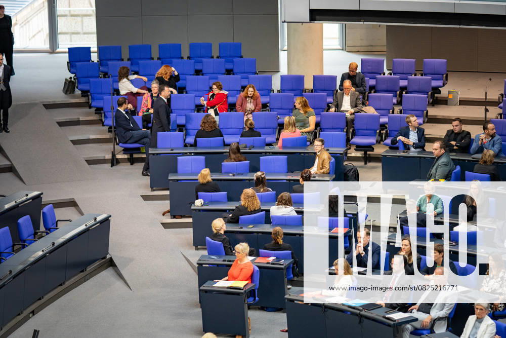 Die Linken Abgeordneten drehen sich während einer rede der AFD zum Thema 30. Jahrestag des Voelkermords von Srebrenica vom Redner weg. Berlin, 11.07.2025. Berlin Deutschland