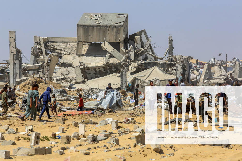 Israeli forces destroy Palestinian cemetery and surrounding tents in Khan Yunis KHAN YUNIS, GAZA - JULY 11: Palestinians inspect damage after the withdrawal of Israeli troops, as local residents attempt to salvage their remaining belongings amid the devastation in Khan Yunis, Gaza on July 11, 2025. Israeli forces destroy a Palestinian cemetery and surrounding makeshift tents in Khan Yunis, allegedly searching for the bodies of Israeli hostages. Abed Rahim Khatib Anadolu Khan Yunis Gaza. Editorial use only. Please get in touch for any other usage.