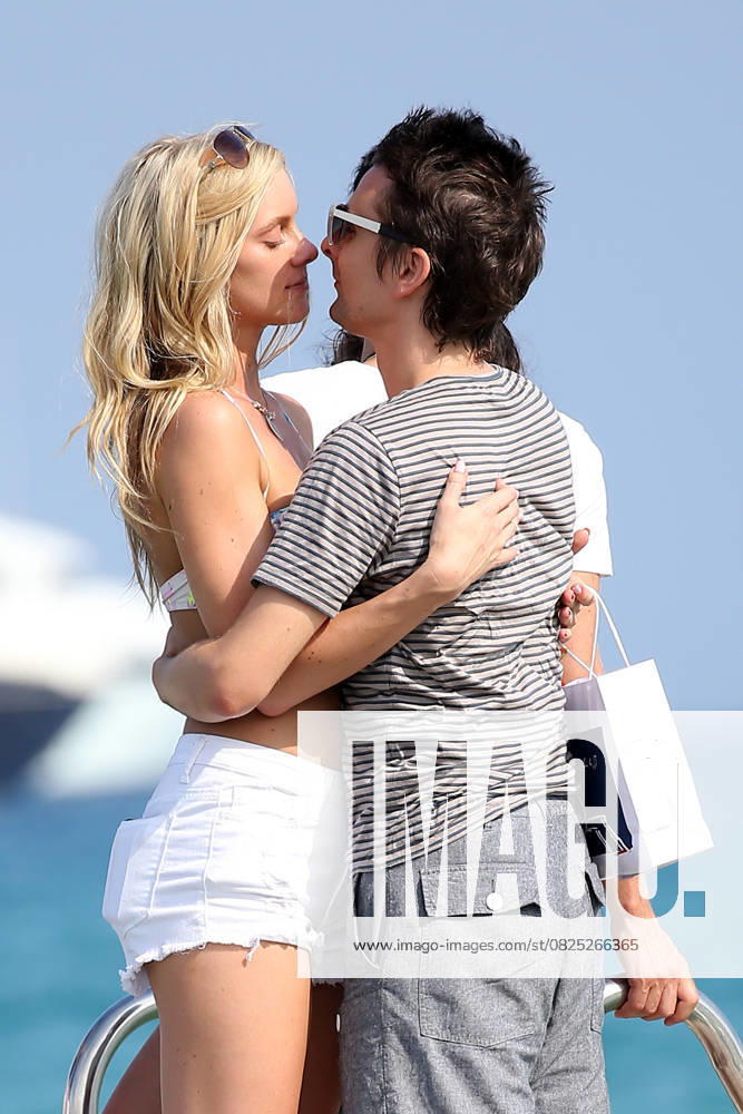 Matthew Bellamy et Elle Evans s embrassent longuement avant d embarquer sur leur annexe à Saint-Topez le 15 juillet 2015. Matthew Bellamy and Elle Evans leave Club 55 in Saint-Tropez. July 15th, 2015. Saint-Tropez France