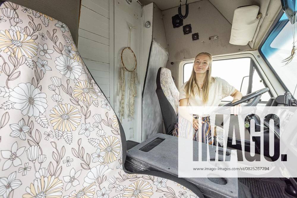 Jasmin Burgen im Fahrerhaus ihres Campers am Freitag, 11. Juli 2025 in Voerde. Burgen baut einen alten VW LT in Eigenregie zu einem Wohnmobil um. Voerde