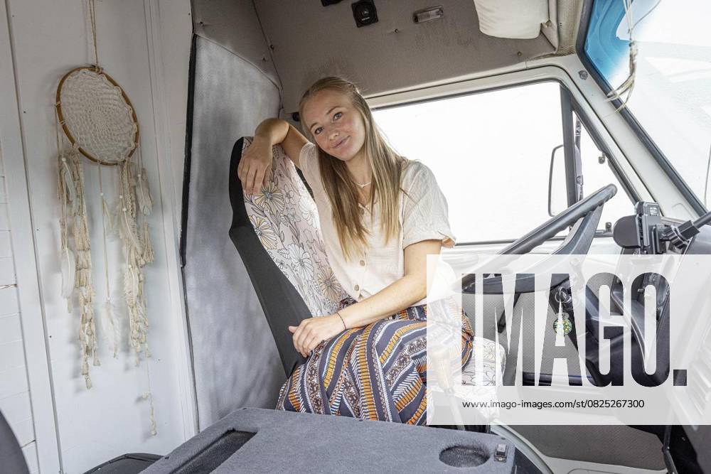 Jasmin Burgen im Fahrerhaus ihres Campers am Freitag, 11. Juli 2025 in Voerde. Burgen baut einen alten VW LT in Eigenregie zu einem Wohnmobil um. Voerde