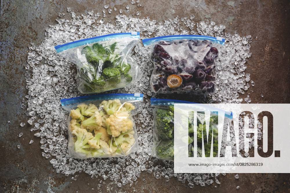 Gemischtes gefrorenes Gemüse in Plastikbeuteln mit Eis, Ansicht von oben Mixed Frozen various vegetables in plastic bags with ice, top view