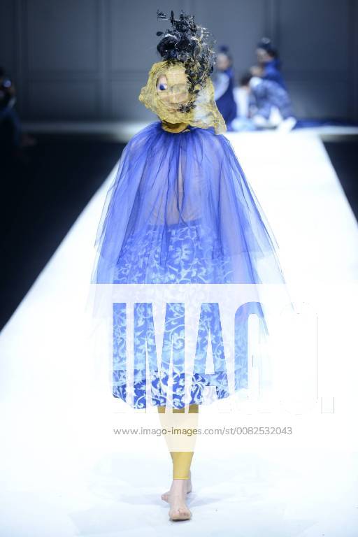 Themen der Woche A model displays a new creation at the fashion show of GUYS by Cheng Hao during the China Fashion Week Fall Winter 2018 in Beijing, China, 27 March 2018. GUYS by Cheng Hao show at 2018 Fall Winter China Fashion Week pbu775553_44