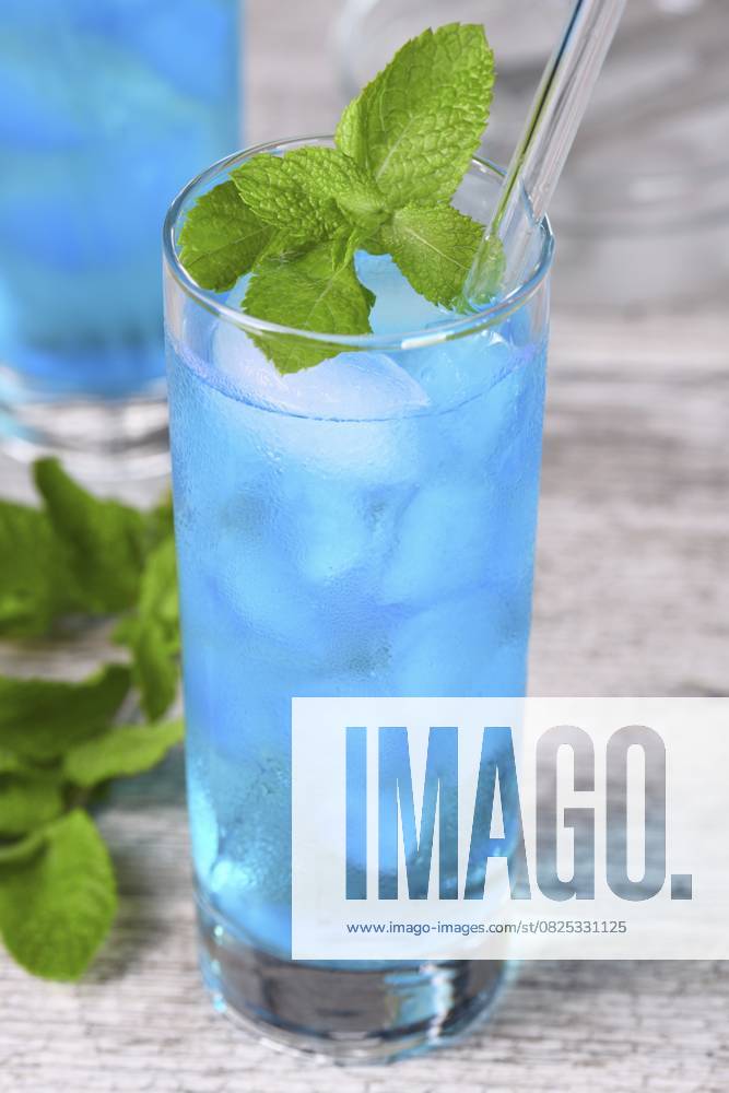 Blauer Mojito. Cocktails auf Likörbasis Blue Curacao Blue Mojito. Cocktails Liqueur-based Blue Curacao