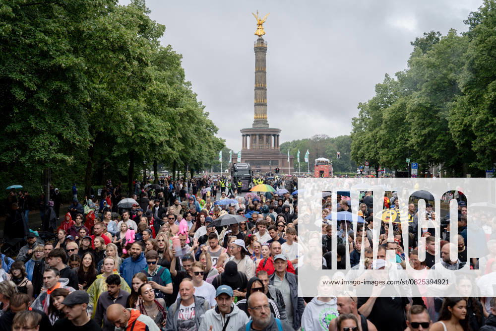 KW28 Rave The Planet Parade 2025 Berlin, Rave The Planet Parade 2025, Our Future Is Now , Rave, Demonstration, Straße des 17. Juni, zwischen Brandenburger Tor und Großem Stern, Regen Berlin Berlin GER