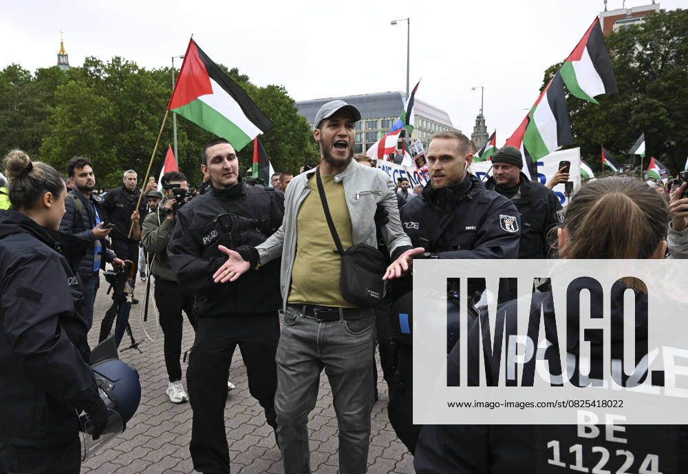 KW28 Berlin police intervene pro-Palestinian protest BERLIN, GERMANY - JULY 12: Police officer detains demonstrator during a protest against Israeli attacks on Gaza as people gather to stage a demonstration at Neptun Square in Berlin, Germany on July 12, 2025. Halil Sagirkaya Anadolu Berlin Germany. Editorial use only. Please get in touch for any other usage.