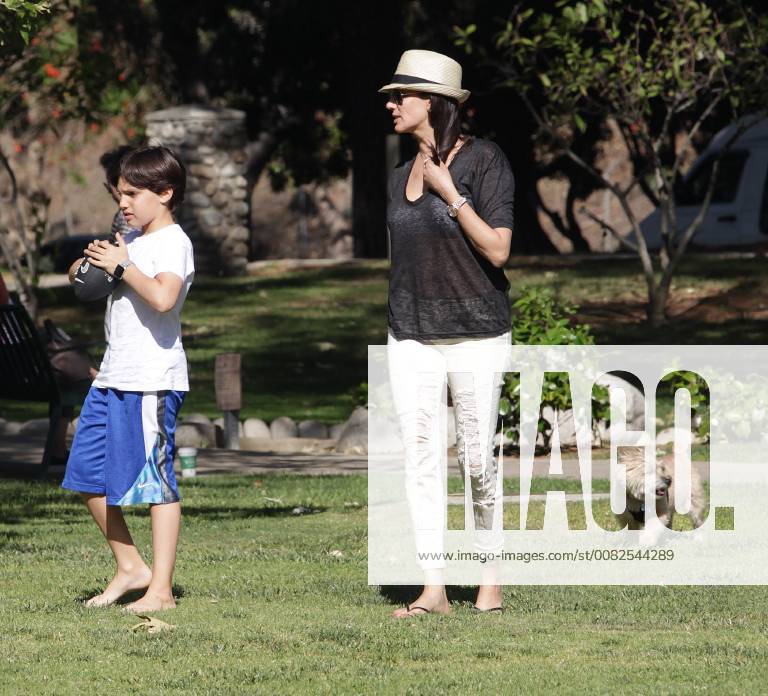 Beverly Hills, California, United States Of America - BEVERLY HILLS, CA - APRIL 22: Simon Cowell s wife Lauren Silverman and sons Eric Cowell and Adam Silverman enjoy a day at the park on April 22, 2016 in Beverly Hills, California..People: Lauren Silverman, Eric Cowell, Adam Silverman. Beverly Hills United States Of America - ZUMAs214 20160422_zca_s214_164