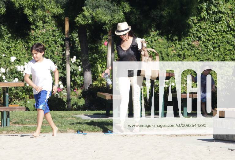 Beverly Hills, California, United States Of America - BEVERLY HILLS, CA - APRIL 22: Simon Cowell s wife Lauren Silverman and sons Eric Cowell and Adam Silverman enjoy a day at the park on April 22, 2016 in Beverly Hills, California..People: Lauren Silverman, Eric Cowell, Adam Silverman. Beverly Hills United States Of America - ZUMAs214 20160422_zca_s214_165
