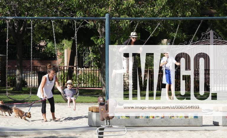 Beverly Hills, California, United States Of America - BEVERLY HILLS, CA - APRIL 22: Simon Cowell s wife Lauren Silverman and sons Eric Cowell and Adam Silverman enjoy a day at the park on April 22, 2016 in Beverly Hills, California..People: Lauren Silverman, Eric Cowell, Adam Silverman. Beverly Hills United States Of America - ZUMAs214 20160422_zca_s214_167