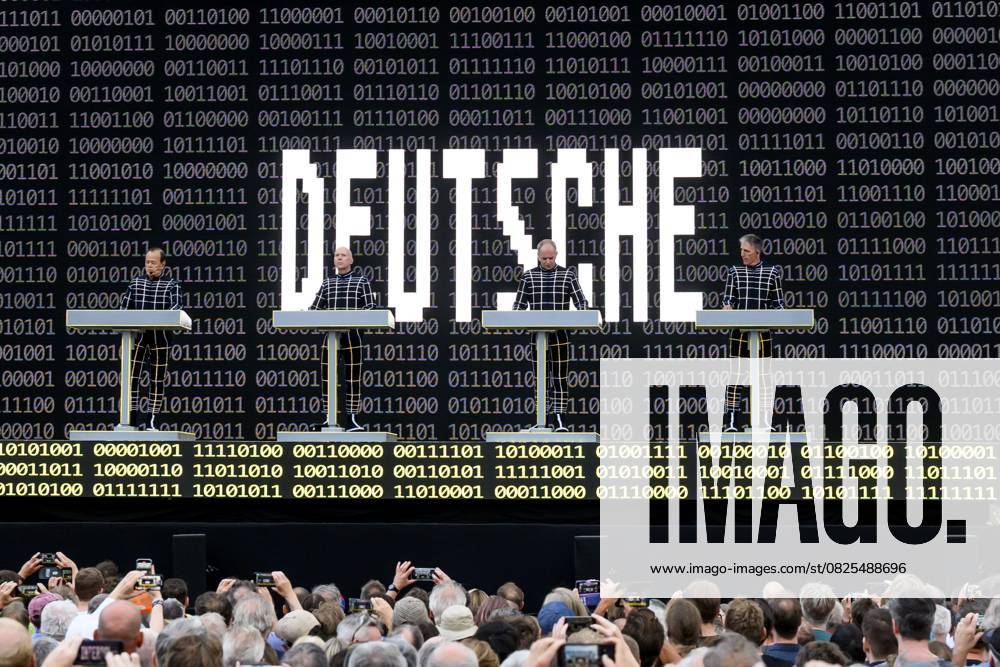 Bilder des Jahres 2025, Entertainment 07 Juli Entertainment Themen der Woche KW28 Soestdijk, The Netherlands, 2025-07-12 21:08:16 SOESTDIJK, July 5, 2025, Soestdijk Palace Royal Park Live 2025 - Kraftwerk - Ralf Hütter and Florian Schneider-Esleben. Royal summer evening concerts in a unique location: the garden of Soestdijk Palace in Baarn. PHOTO: NLBeeld Patrick van Emst Credit: NL Beeld Patrick van Emst