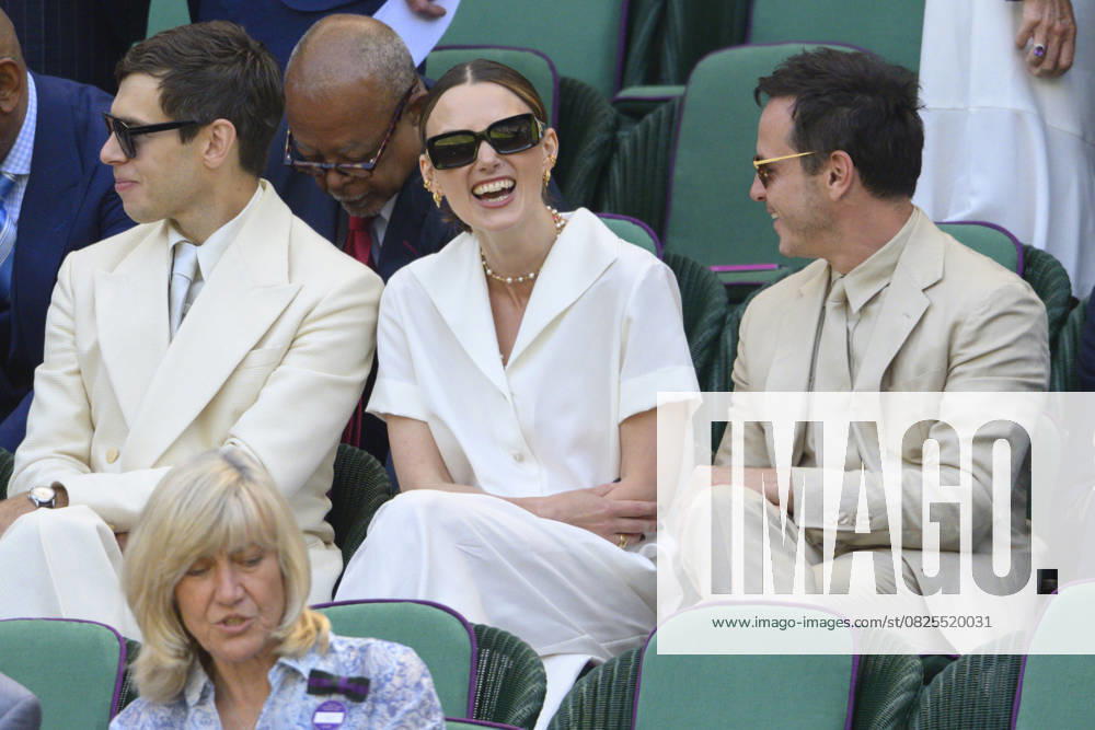 Bilder des Jahres 2025, Entertainment 07 Juli Entertainment Themen der Woche KW28 Wimbledon Tennis Championships - Day 14 LONDON, UNITED KINGDOM - JULY 13: James Righton, Keira Knightly and Andrew Scott watch tennis from the Royal Box during day fourteen of the 2025 Wimbledon Championships at The All England Lawn Tennis and Croquet Club in Wimbledon on July 13, 2025, in London, United Kingdom. Ray Tang Anadolu London United Kingdom. Editorial use only. Please get in touch for any other usage.
