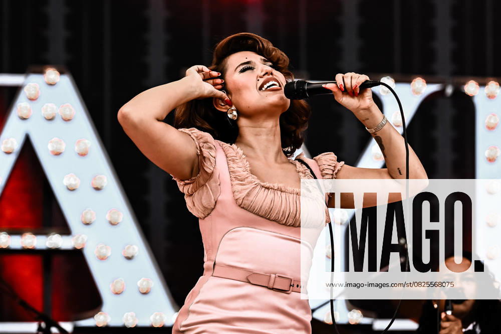 Bilder des Jahres 2025, Entertainment 07 Juli Entertainment Themen der Woche KW28 Entertainment Musik, Lollapalooza Berlin 2025 13.07.2025, Entertainment Musik, Lollapalooza Berlin 2025 v.l. Die Saengerin Raye steht beim Lollapalooza Festival im Berliner Olympiastadion auf der Buehne. Die zehnte Ausgabe des Musikfestivals findet am Wochenende des 12 und 13. Juli 2025 im Olympiastadion und Olympiapark in Berlin statt. Berlin Olympiastadion Berlin Deutschland (DE)