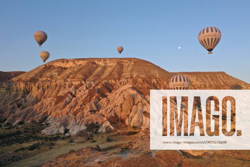 Bilder des Jahres 2025, News 07 Juli Sunrise in Cappadocia NEVSEHIR, TURKIYE - JULY 14: Hot air balloons take off at sunrise, creating stunning views over the valleys of Cappadocia, in Nevsehir, Turkiye on July 14, 2025. Listed as a UNESCO World Heritage Site, Cappadocia captivates visitors with its natural formations and cultural heritage, offering activities such as hiking, balloon tours, and rural excursions that attract numerous domestic and foreign tourists throughout the year. Behcet Alkan Anadolu Nevsehir Turkey. Editorial use only. Please get in touch for any other usage.