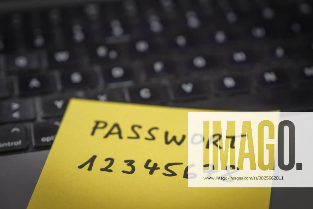 Sicherheitsrisiko auf dem Schreibtisch: Ein Zettel mit dem unsicheren Passwort 12345678 liegt offen auf einem Laptop, ein klassisches Beispiel für fahrlässigen Umgang mit sensiblen Zugangsdaten.
