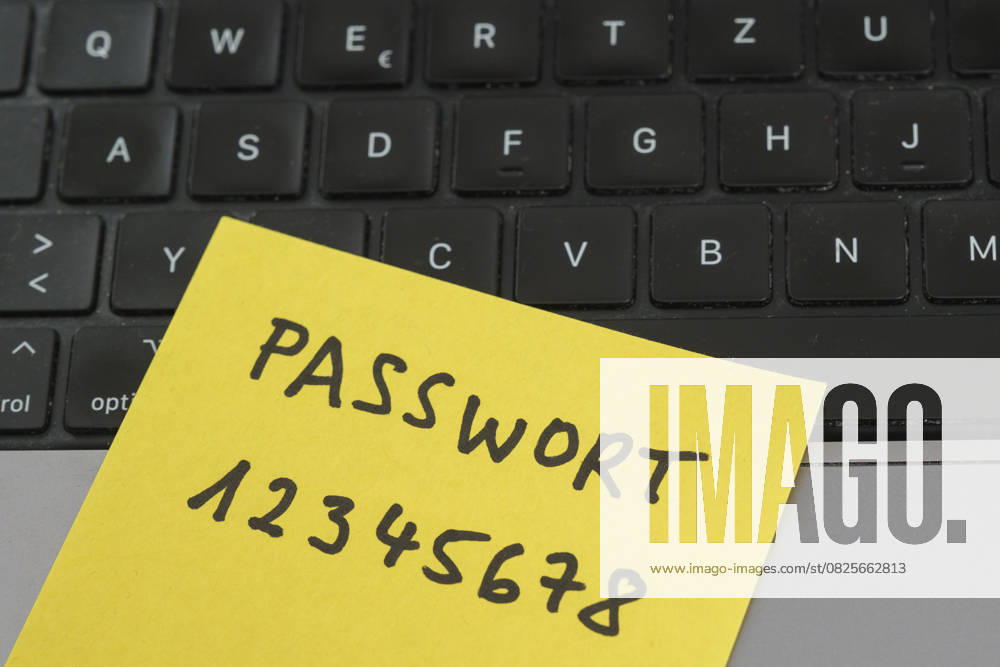 Sicherheitsrisiko auf dem Schreibtisch: Ein Zettel mit dem unsicheren Passwort 12345678 liegt offen auf einem Laptop, ein klassisches Beispiel für fahrlässigen Umgang mit sensiblen Zugangsdaten.