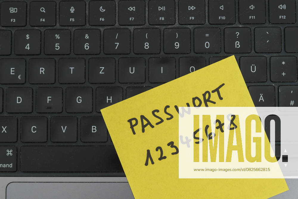 Sicherheitsrisiko auf dem Schreibtisch: Ein Zettel mit dem unsicheren Passwort 12345678 liegt offen auf einem Laptop, ein klassisches Beispiel für fahrlässigen Umgang mit sensiblen Zugangsdaten.