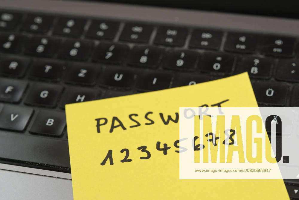 Sicherheitsrisiko auf dem Schreibtisch: Ein Zettel mit dem unsicheren Passwort 12345678 liegt offen auf einem Laptop, ein klassisches Beispiel für fahrlässigen Umgang mit sensiblen Zugangsdaten.