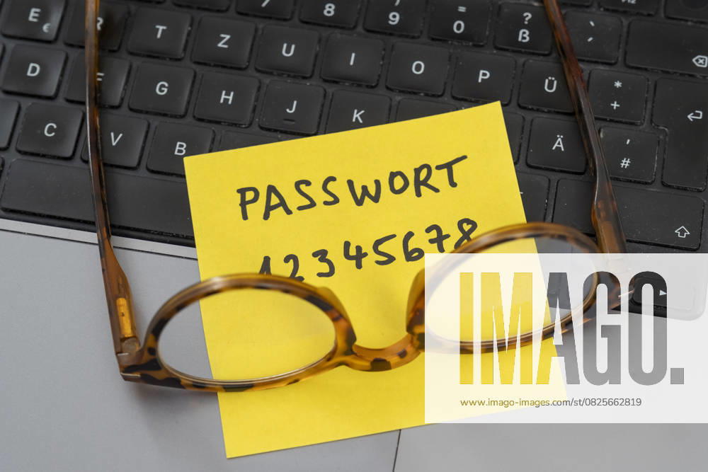 Sicherheitsrisiko auf dem Schreibtisch: Ein Zettel mit dem unsicheren Passwort 12345678 liegt offen auf einem Laptop, ein klassisches Beispiel für fahrlässigen Umgang mit sensiblen Zugangsdaten.
