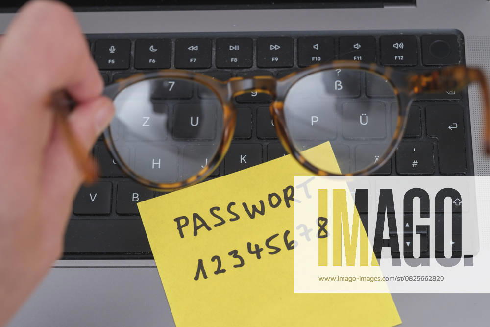 Sicherheitsrisiko auf dem Schreibtisch: Ein Zettel mit dem unsicheren Passwort 12345678 liegt offen auf einem Laptop, ein klassisches Beispiel für fahrlässigen Umgang mit sensiblen Zugangsdaten.
