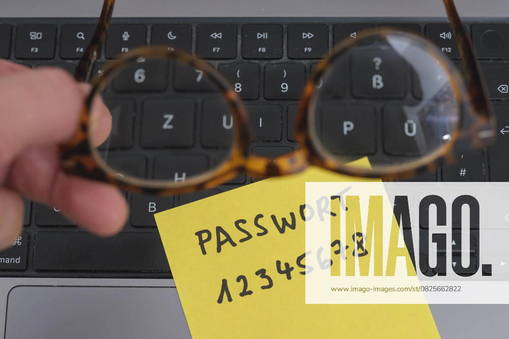 Sicherheitsrisiko auf dem Schreibtisch: Ein Zettel mit dem unsicheren Passwort 12345678 liegt offen auf einem Laptop, ein klassisches Beispiel für fahrlässigen Umgang mit sensiblen Zugangsdaten.