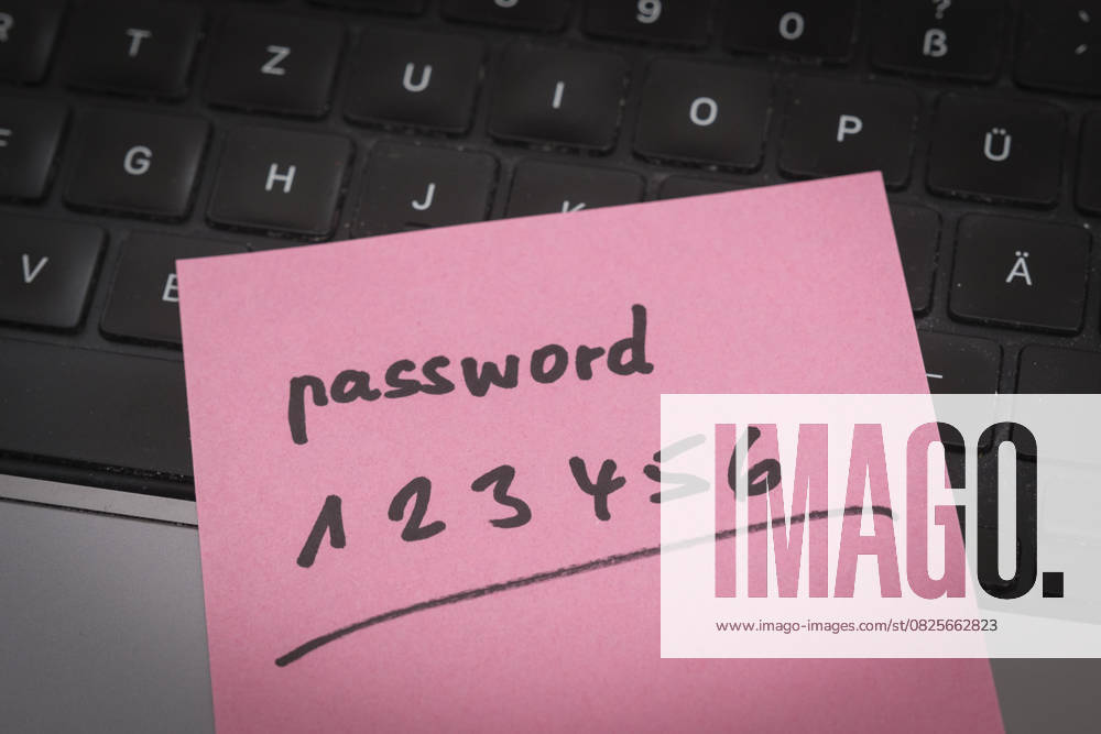 Sicherheitsrisiko auf dem Schreibtisch: Ein Zettel mit dem unsicheren Passwort 123456 liegt offen auf einem Laptop, ein klassisches Beispiel für fahrlässigen Umgang mit sensiblen Zugangsdaten.