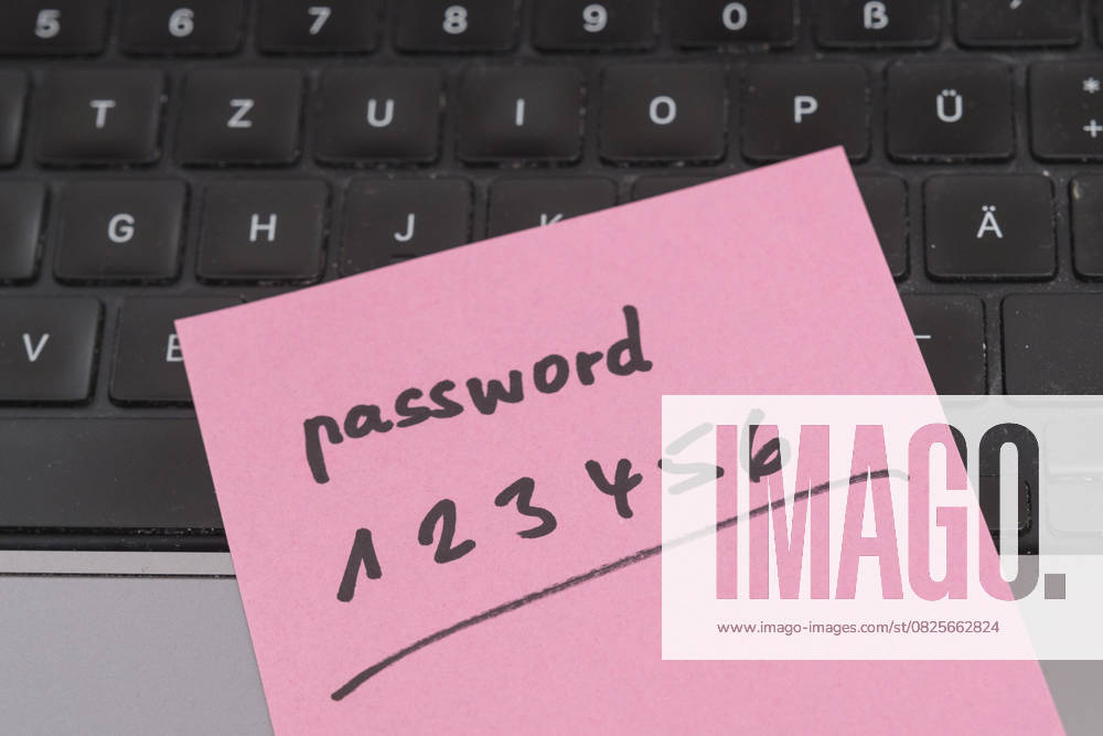 Sicherheitsrisiko auf dem Schreibtisch: Ein Zettel mit dem unsicheren Passwort 123456 liegt offen auf einem Laptop, ein klassisches Beispiel für fahrlässigen Umgang mit sensiblen Zugangsdaten.