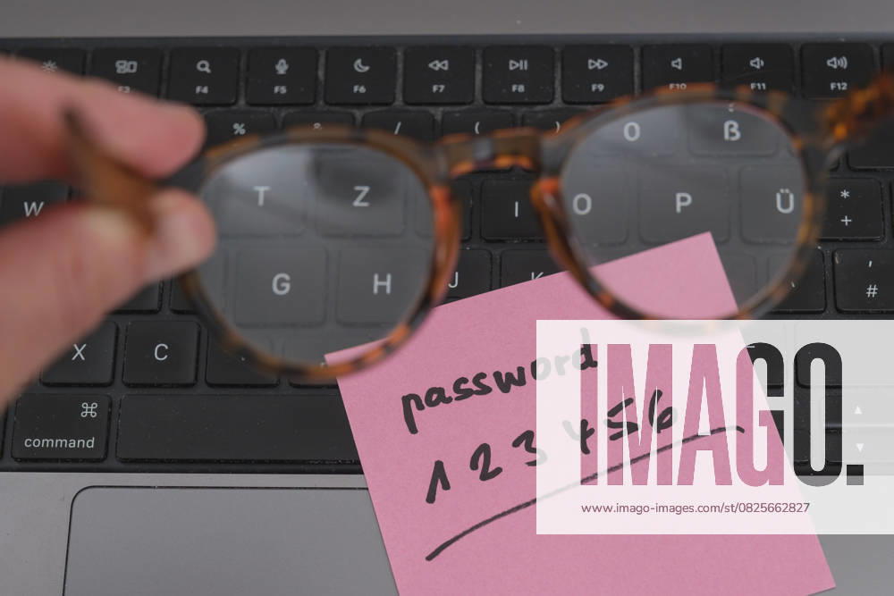 Sicherheitsrisiko auf dem Schreibtisch: Ein Zettel mit dem unsicheren Passwort 123456 liegt offen auf einem Laptop, ein klassisches Beispiel für fahrlässigen Umgang mit sensiblen Zugangsdaten.