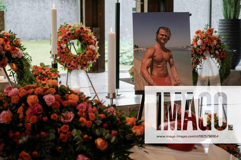 Bilder des Jahres 2025, Entertainment 07 Juli Bisettelsen til Scott Endresen Engh Oslo 20250715. Familie og venner tar farvel med Scott Endresen Engh under en apen bisettelse i Haslum store seremonirom. Seremonien avsluttes med gravlegging pa Haslum kirkegard. Foto: Thomas Fure NTB Oslo Norge Df2_RRm8Sd8 Ref:Df2_RRm8Sd8.jpg
